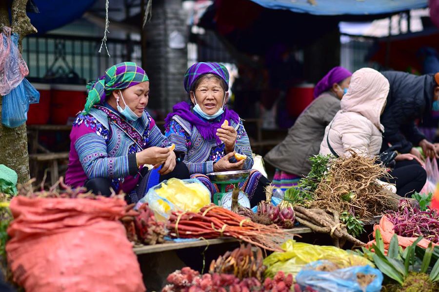 local market in lang son - vietnam tour packages