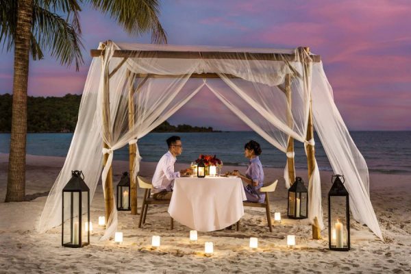 Romantic dinner at phu quoc - vietnam honeymoon package