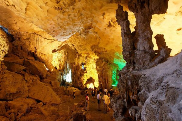 sung sot cave of halong bay