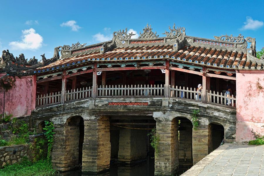 the ancient japanese covered bridge in hoi an