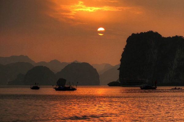 the sunset in halong bay