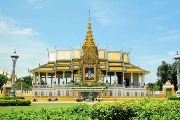 vietnam vacation packages to royal palace in cambodia
