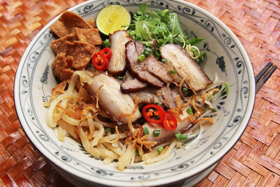 cao lau vietnam culinary tour