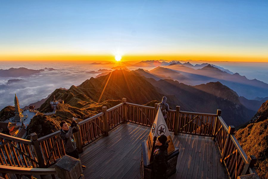 conquer mount fansipan on sapa tours