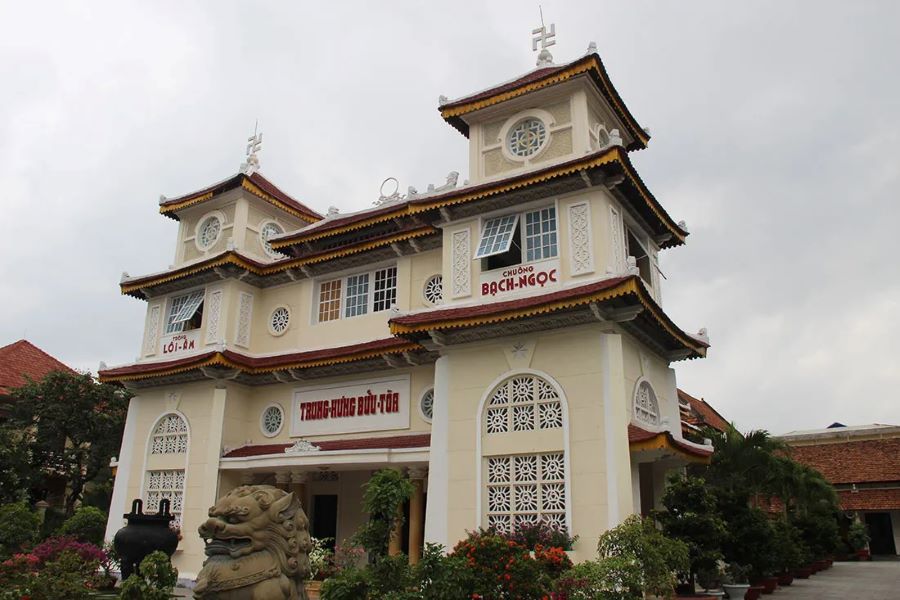 vietnam tours for asians to cao dai temple