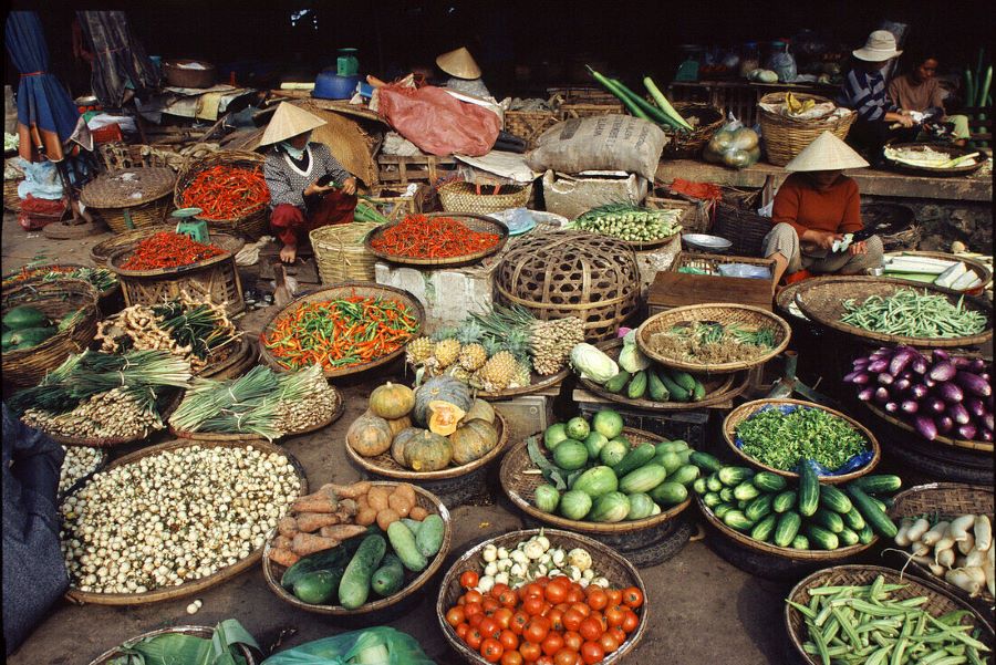 hue day tour to visit dong ba market