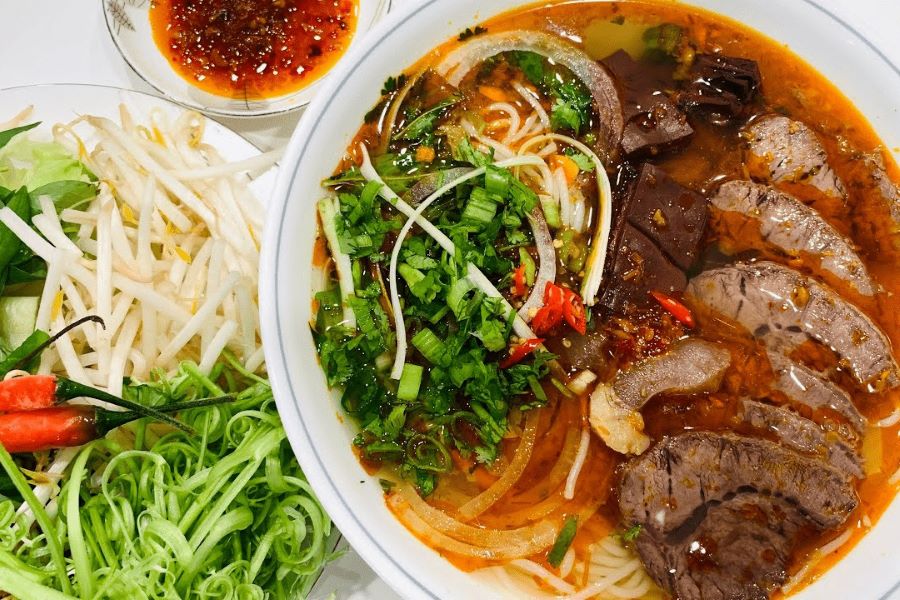 hue tours with bun bo hue