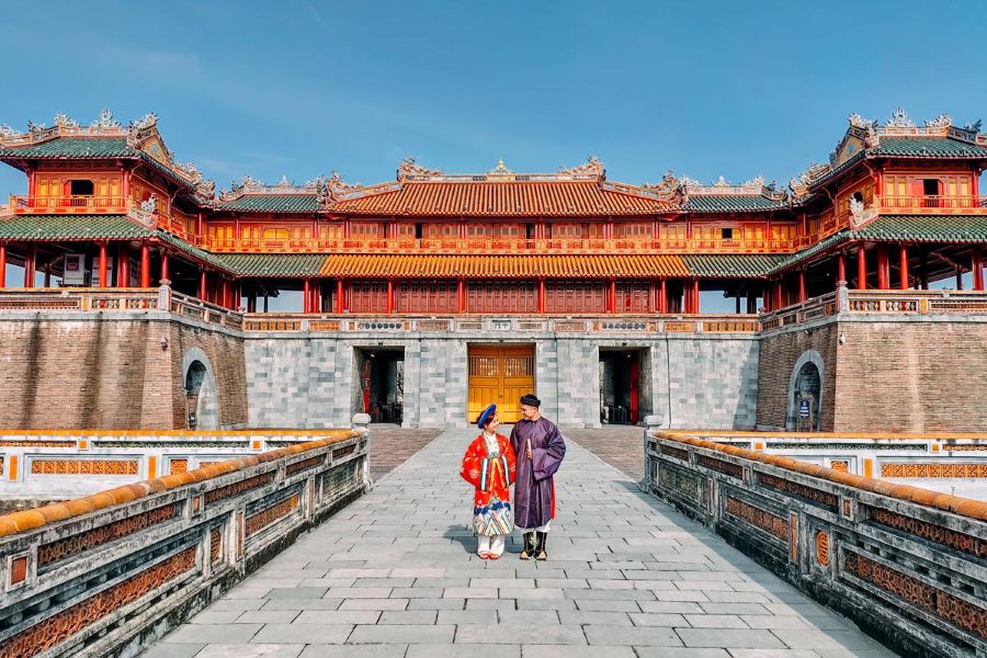 hue tours with people