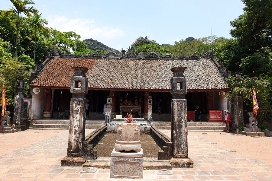 ninh binh day tours to king dinh tien hoang temple