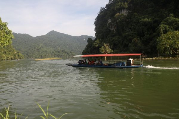 boat tour on nang river