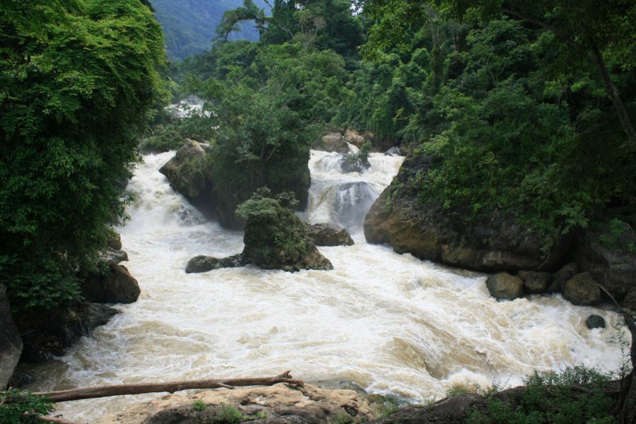 dau dang waterfall in bac kan