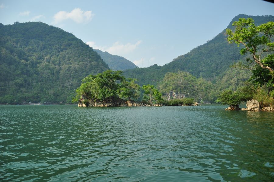 lake in ba be national park