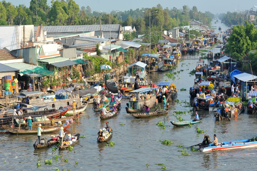 Long Xuyen floating market