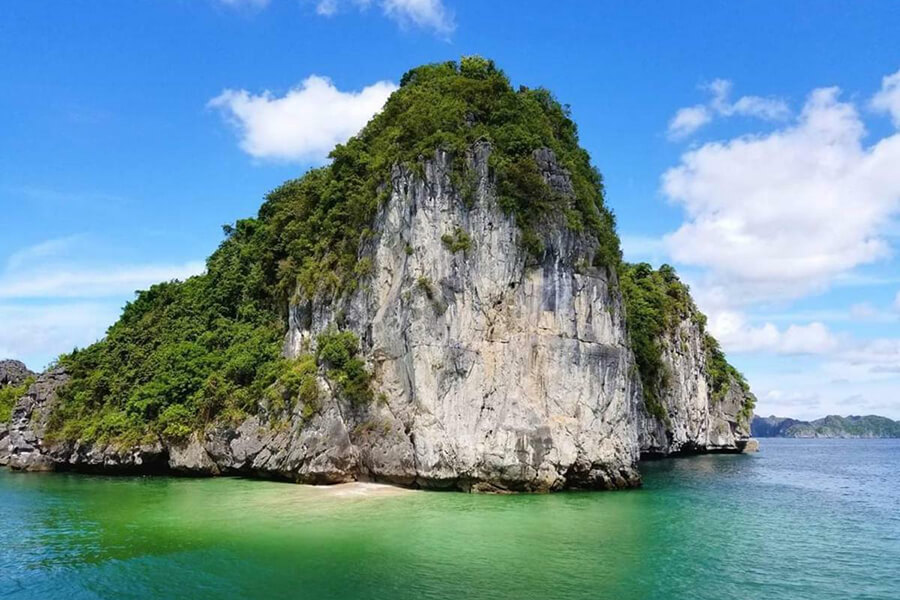 Ba Trai Dao beach - Halong Bay Tours