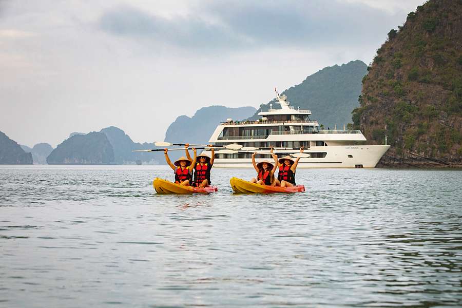 Kayaking Lan Ha Bay - Halong Bay Cruise Tours