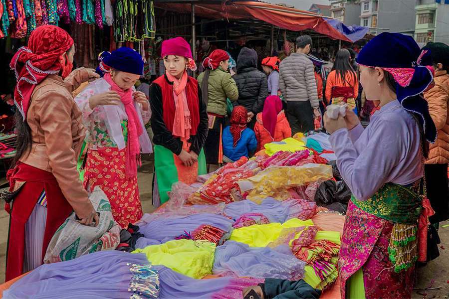 Dong Van Sunday Market - Ha Giang tour