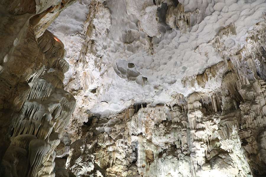 Thien Cung cave - Indochina tours