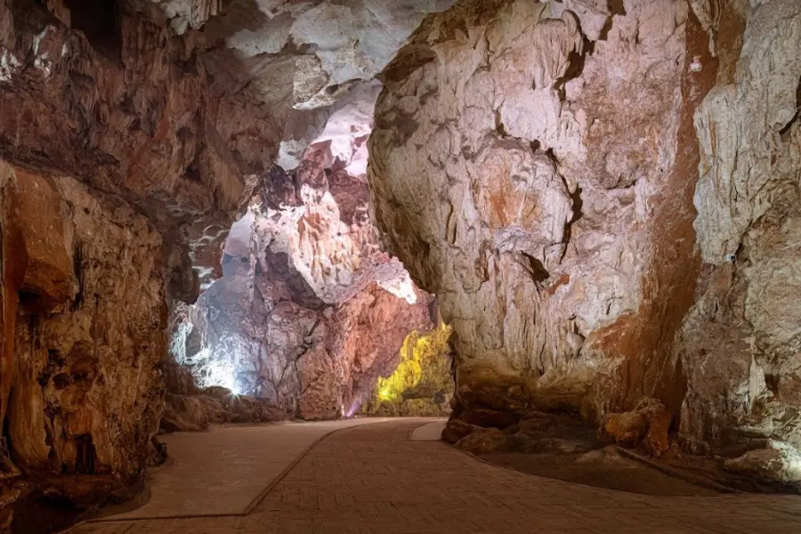 Dragon Pearl Cave in Vietnam Vacation Packages
