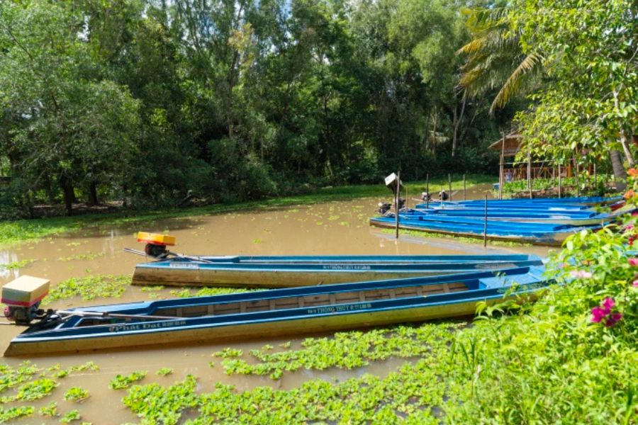 Vỏ lãi – a traditional motorized canoe in Vi Thanh