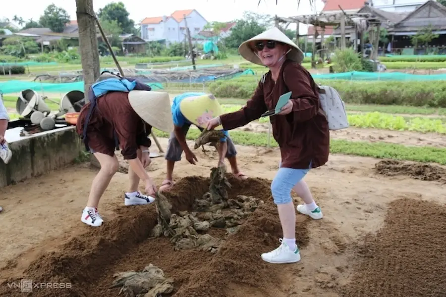 tra que village - vietnam farming experiences