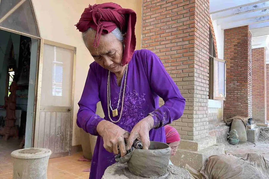 bau truc pottery village
